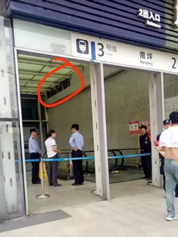 「駅の壁が剥がれ落ち妊婦に直撃、心臓2回停止―中国」の画像