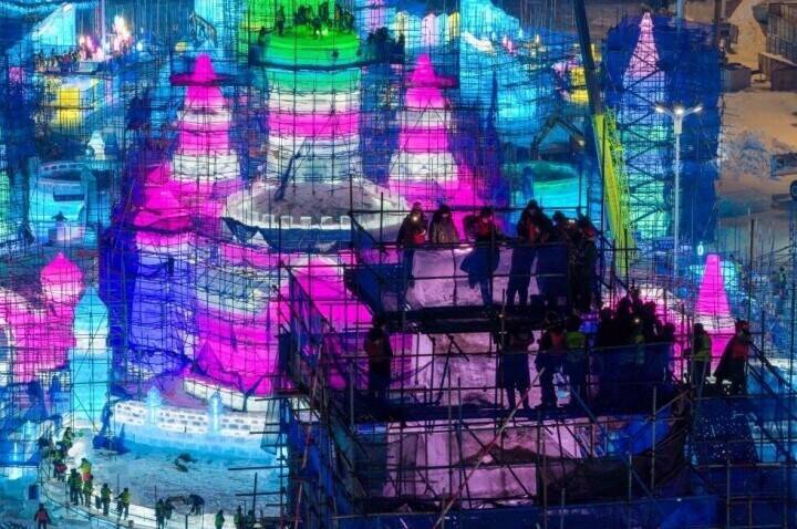 ハルビン氷雪大世界メインタワー「氷灯啓夢」の棟上げ完了―中国