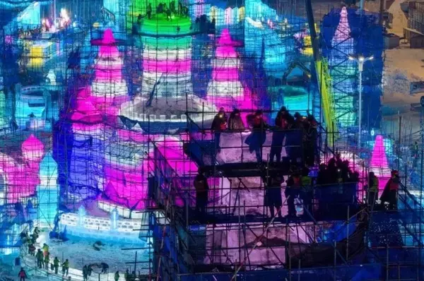 「ハルビン氷雪大世界メインタワー「氷灯啓夢」の棟上げ完了―中国」の画像