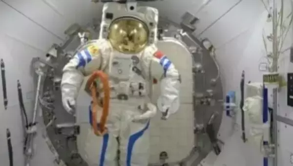 中国初の退役宇宙ステーション用船外服、「神舟20号」で地球に帰還