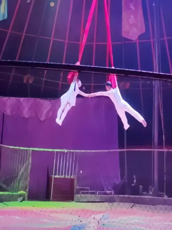 サーカス女性団員が天井からつるされた布を使っての空中演技中に落下―河南省南陽市