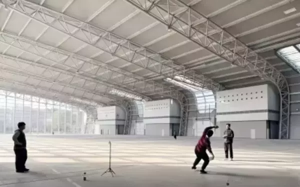 中国の学生チームが「紙飛行機による最長距離飛行」のギネス世界記録に挑戦し98．43m飛ばす