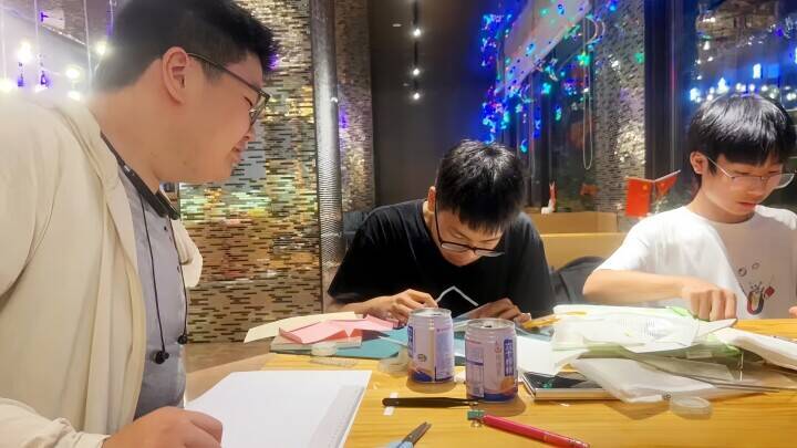 中国の学生チームが「紙飛行機による最長距離飛行」のギネス世界記録に挑戦し98．43m飛ばす