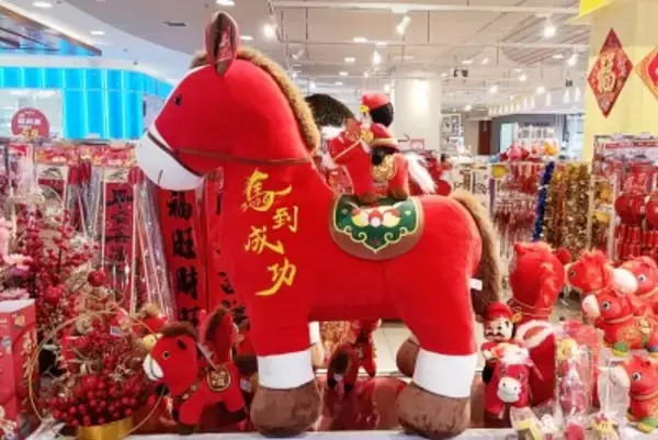 赤い馬が告げる新年、中国は「春節」モードに入る