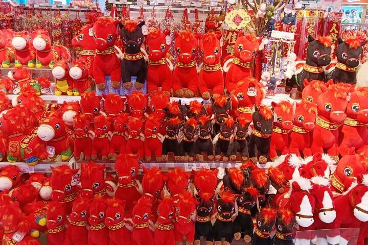 赤い馬が告げる新年、中国は「春節」モードに入る