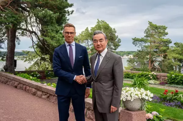 中国の王毅外交部長、フィンランドのストゥブ大統領と会談