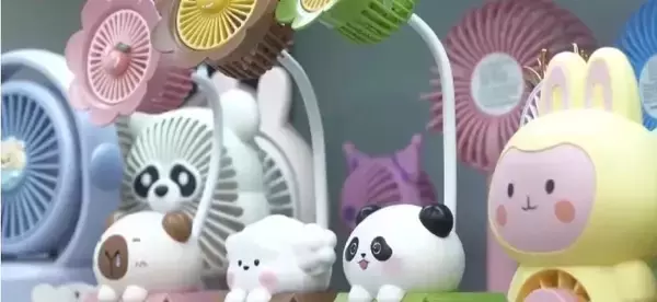 「扇子やハンディファンなど暑さを和らげる中国製品が欧州市場で爆発的売れ行き」の画像