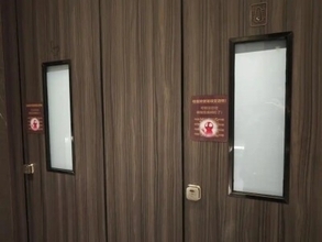 深センで始まった「透明トイレ」実験、もはや一服に逃げ場はないのか