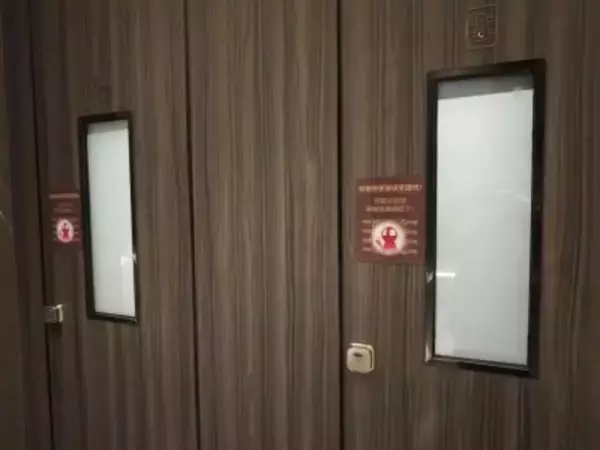 深センで始まった「透明トイレ」実験、もはや一服に逃げ場はないのか