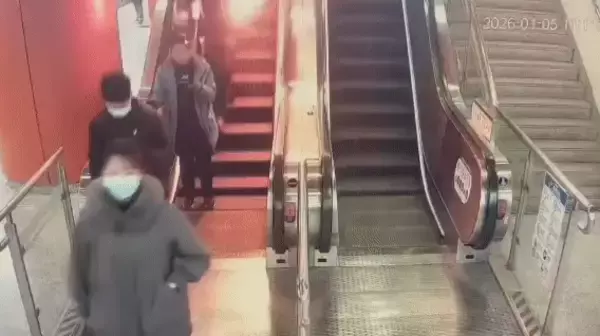 「地下鉄駅で乗客の上着から炎、火元はポケット内の未使用モバイルバッテリー、3C認証製品―中国」の画像