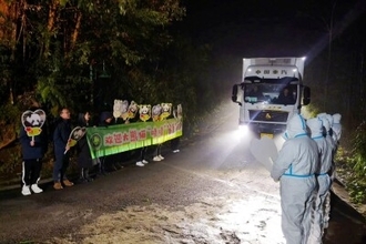 上野動物園から中国に返還の双子パンダが元気な姿見せる
