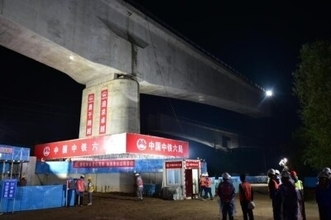 雄商高速鉄道・雄安ターミナルの「津保鉄道」をまたぐ旋回橋の旋回が成功―中国