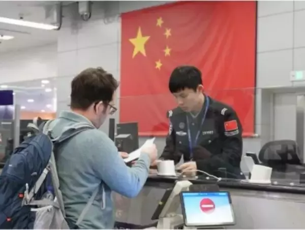 カナダ・英国へのビザ免除初日、上海浦東国際空港に初の入国者