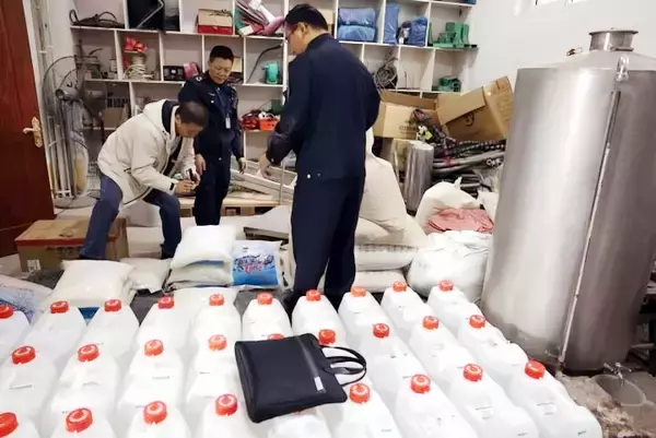 「偽酒製造販売の大規模ネットワークを摘発、2万箱を押収―中国」の画像