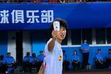 「＜サッカー＞異例！中国選手がゴール直後に「動物虐待やめよう」と書かれたすね当てを掲げる―香港メディア」の画像1