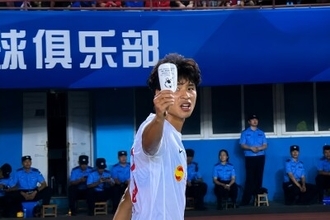 ＜サッカー＞異例！中国選手がゴール直後に「動物虐待やめよう」と書かれたすね当てを掲げる―香港メディア
