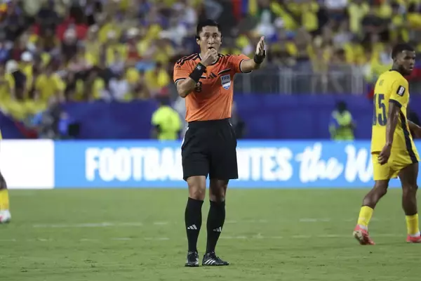 サッカーW杯 中国の馬寧が初めて主審を務める