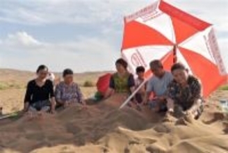 新疆が気温40度の猛烈な暑さに、砂浴のオンシーズン到来―中国