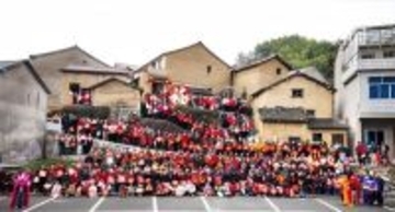 村民全員で集合写真撮影、今年で8年連続―浙江省東山村