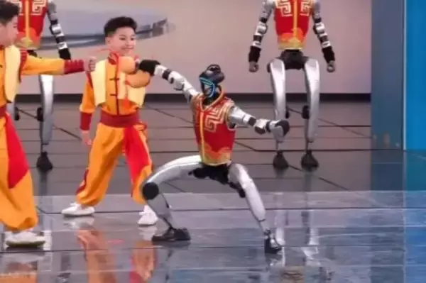 全人代報道官、三つの「非常に」で中国の人型ロボットを称賛