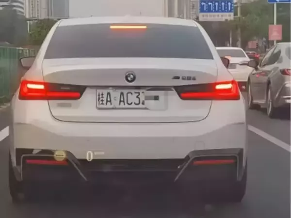 中国各地で白色のナンバープレート出現、ネットで好評も警察「違反行為」―中国メディア