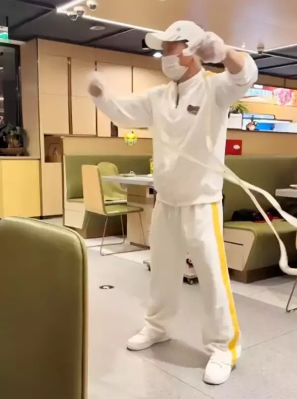カンフー麺パフォーマンス中に麺が何度も床に触れたことに客が気づく、トレンド1位に―中国