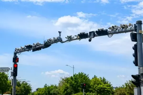 青島の交差点ポールに監視カメラ十数台―中国メディア