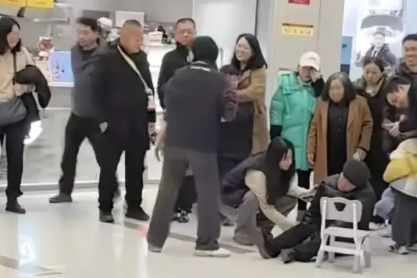 パフォーマンス中の人型ロボットとぶつかった高齢男性、負傷して病院に搬送―中国