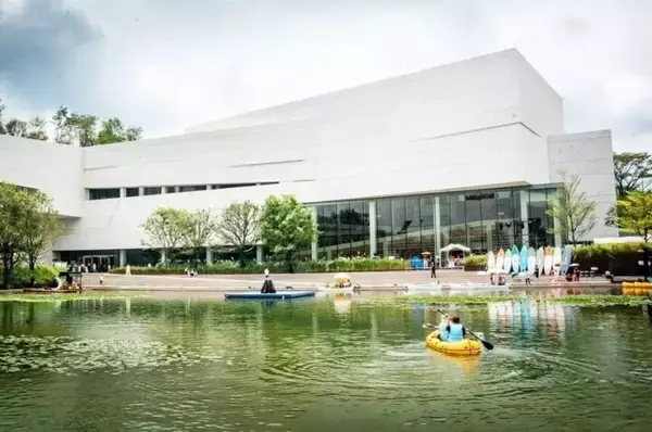 「深セン竜華図書館の新館開館、林のテーマ空間に膨大な蔵書―中国」の画像