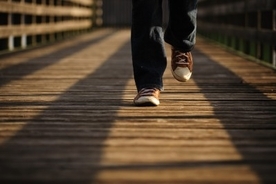 歩くのが速い人ほど若く見える―英最新研究