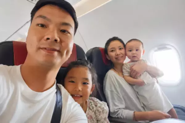 2000万回再生、深夜に赤ちゃん連れ飛行機に乗った男性のある行動に称賛―中国