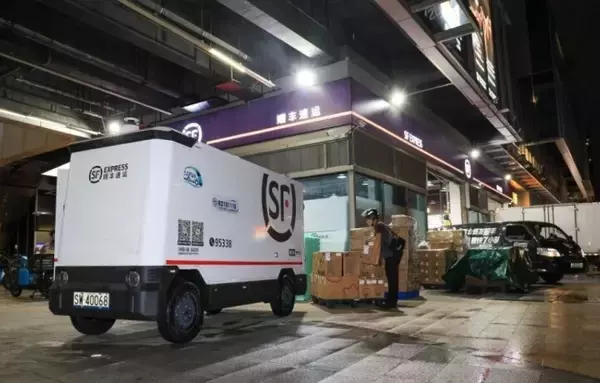 「昼夜を問わず街や路地を走行する無人配送車が急成長―広東省深セン市」の画像
