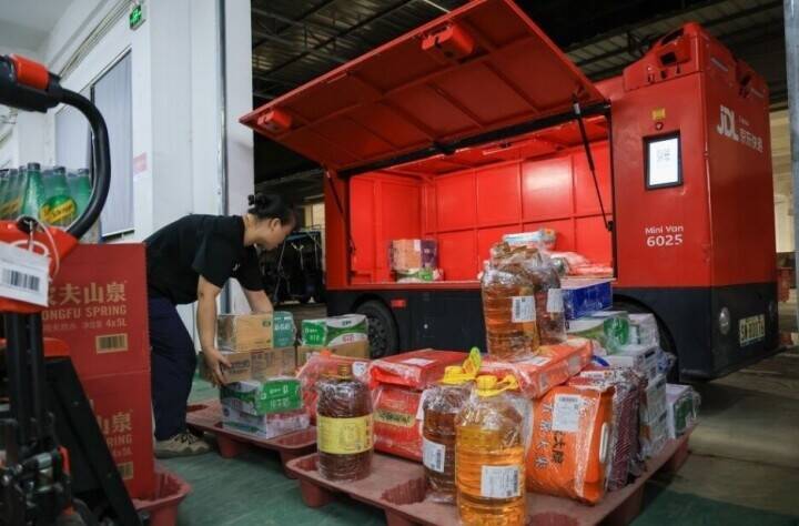 昼夜を問わず街や路地を走行する無人配送車が急成長―広東省深セン市