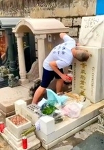 伝説のバンドBEYONDボーカルの墓碑を汚損破壊した2人を逮捕、日本で番組収録中に事故死―香港