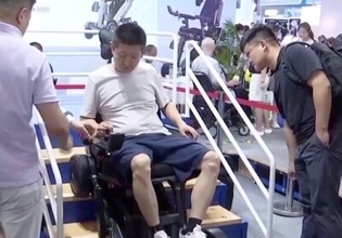 脳と機械を接続、中国国際福祉博覧会でスマート車椅子などが登場