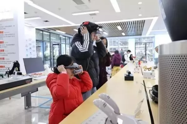 「済南ロボット6Sセンター、家庭用コンパニオンロボットが人気―中国」の画像