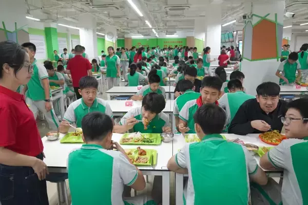 北京の小中学校で5割以上が食堂での給食を実現、700の校内食堂がスマート化改修を完了