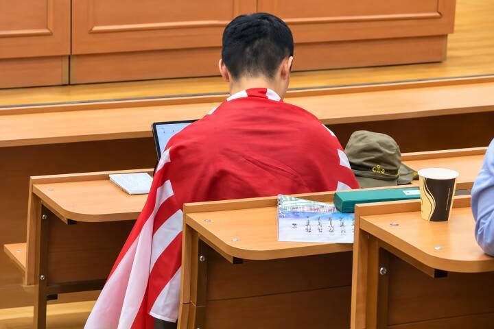 旭日旗を羽織った中国人留学生、退学・国外退去も＝中国ネット「日本に送れ」
