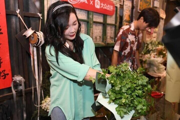 ザリガニやパクチーで作ったユニークな花束が登場―中国