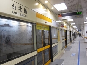 台北MRTで倒れた女児を誰も助けない画像、フェイクと判明―台湾メディア