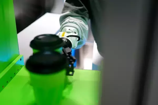「北京で「働く」ロボット、30秒でコーヒー提供、約50種類のメニューも調理」の画像