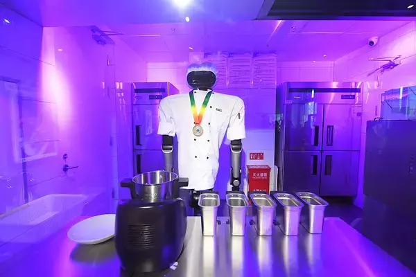 「北京で「働く」ロボット、30秒でコーヒー提供、約50種類のメニューも調理」の画像