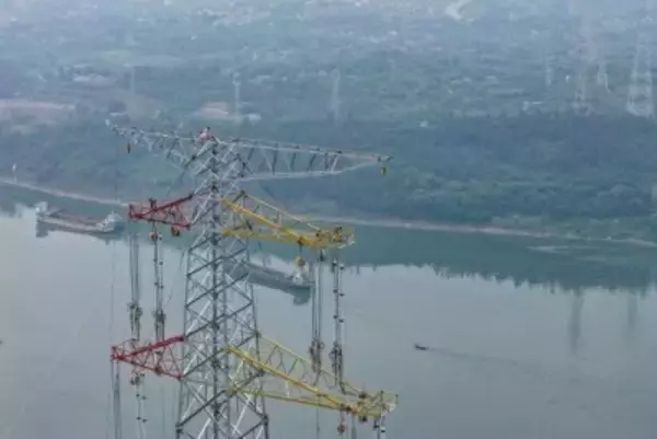 長江を横断する送電線架設作業をドローンがサポート―重慶市
