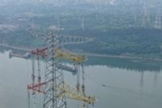 長江を横断する送電線架設作業をドローンがサポート―重慶市
