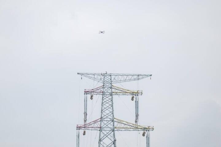 長江を横断する送電線架設作業をドローンがサポート―重慶市
