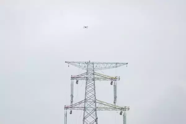 「長江を横断する送電線架設作業をドローンがサポート―重慶市」の画像