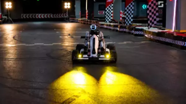 人型ロボがゴーカートを運転、中国エンボディドAI新興企業がレースのデモ動画公開―中国メディア