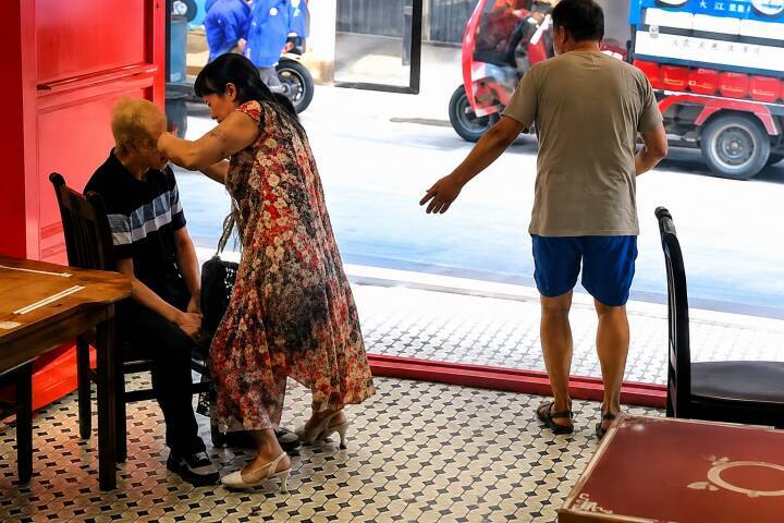 体調不良の男性が死亡、休ませてあげた上に助けようとした店が遺族から賠償請求される―中国