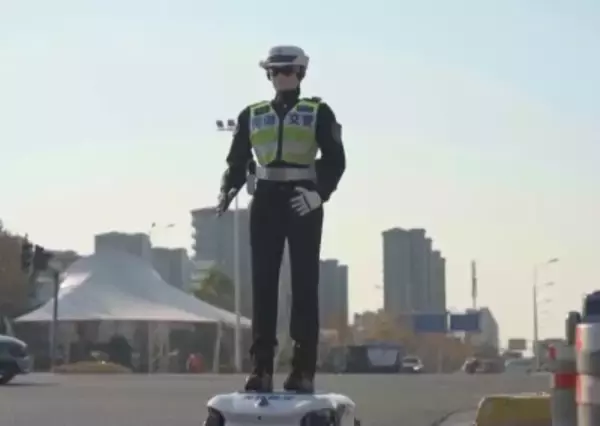 安徽省の交差点で「警官ロボット」が交通整理―中国
