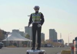 安徽省の交差点で「警官ロボット」が交通整理―中国